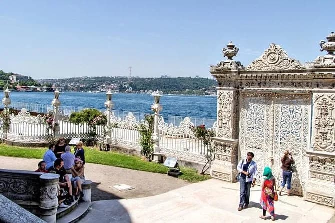 Entradas Sin Filas al Palacio de Dolmabahçe con Audioguía - Image 1