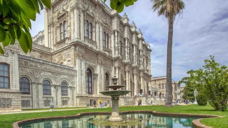 Entrada Sin Filas al Palacio de Dolmabahçe y Harén con Audioguía - Image 1
