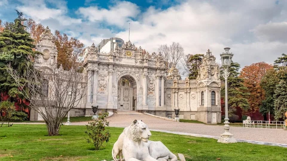 Entradas Sin Filas al Palacio de Dolmabahçe con Audioguía - Image 1